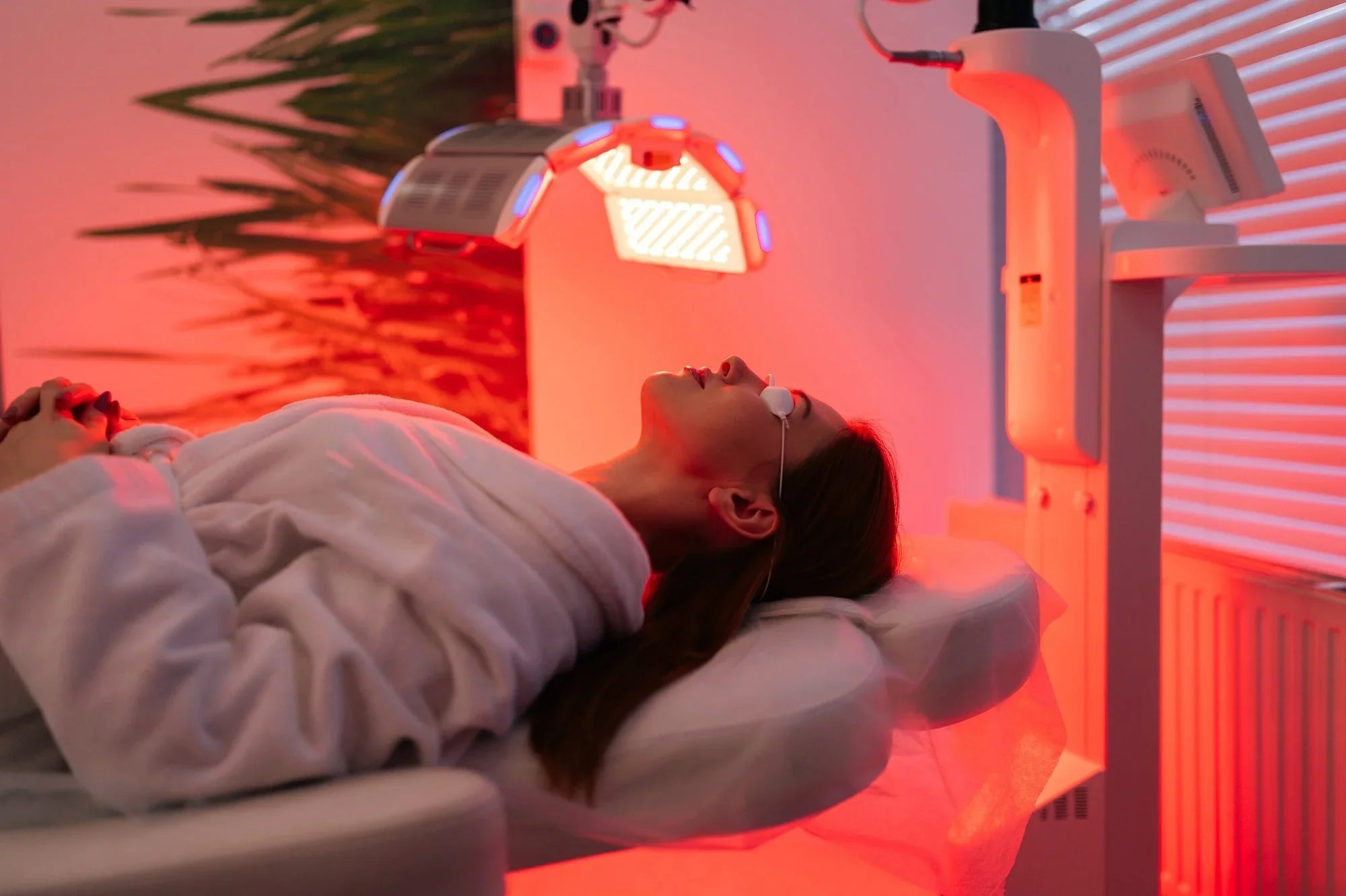 Infrared Therapy for Age-Related Conditions: A 2025 Scientific Review