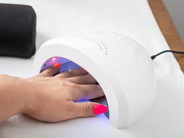 Fingertip Technology: Do UV Nail Lamps in Nail Salons Really Damage Your Skin?