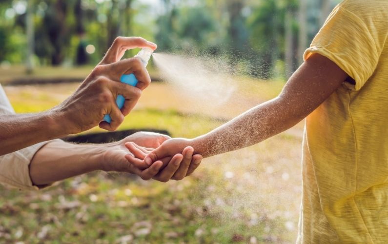 The Ultimate Guide to Long-Lasting Mosquito Protection: How to Use Outdoor Repellents Effectively